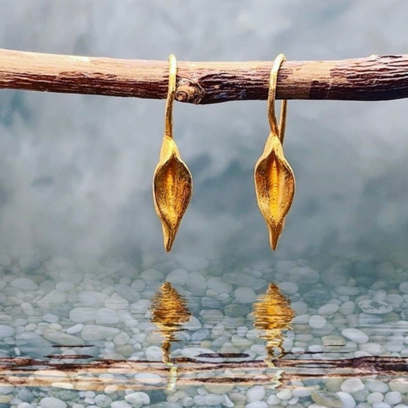 Matana organic formed Gold leaf earrings - Picture 2 of 4